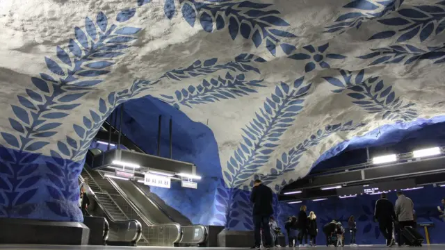 T-centralen เป็นสถานีแรกของเครือข่ายรถไฟใต้ดินสตอกโฮล์มที่เปิดให้บริการ ภายในมีการวาดลวดลายและสีสันเพื่อสร้างความผ่อนคลายให้แก่ผู้สัญจรไปมา