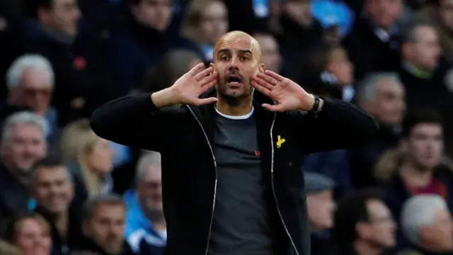 بيب غوارديولا المدير الفني لمانشستر سيتي يوجه لاعبيه في إحدى المباريات