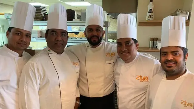 डावीकडून दुसरे प्रदीप नाळे, मध्यभागी देवांग गोहिल