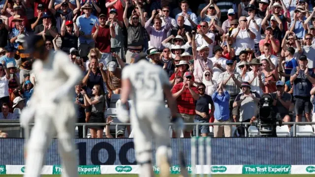 जीत का जश्न मनाते इंग्लैंड के फैन्स