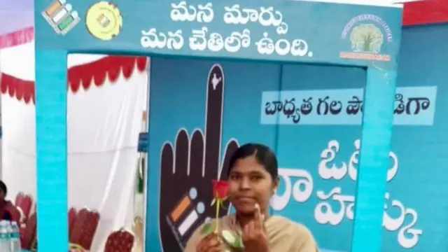 పోలింగ్ బూత్ వద్ద ఓటరు