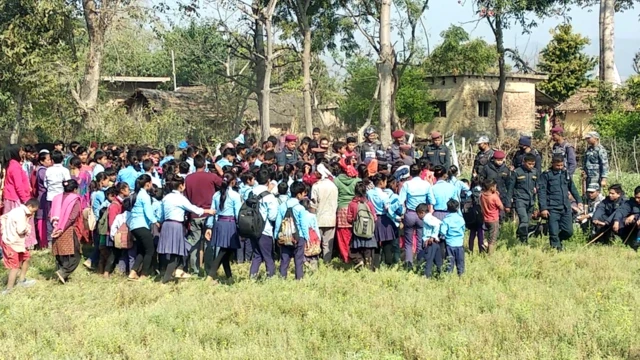 प्रहरीलाई रोके विद्यार्थीले