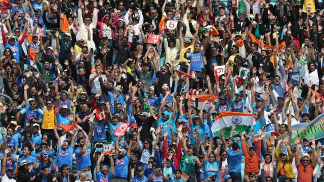 ભારતીય ટીમનો ઉત્સાહ વધારતા પ્રશંસકો