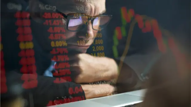 L'investisseur devant l'écran.