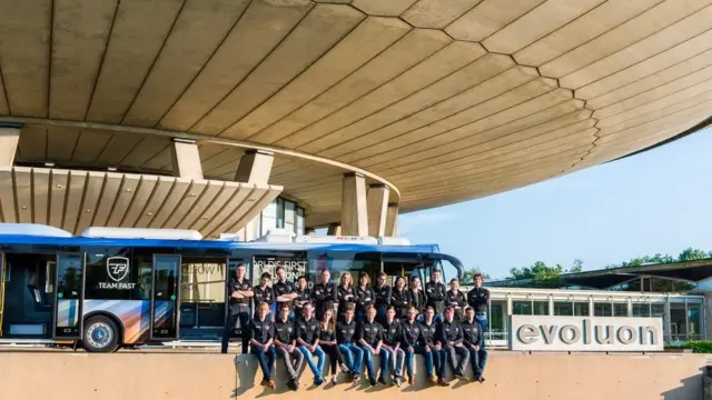 ônibus e equipe da Team Fast