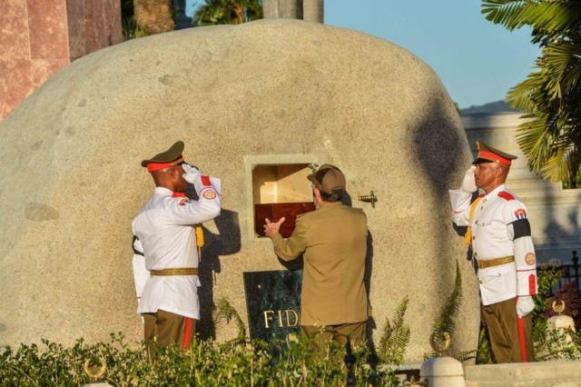 Cuban President Raul Castro places the urn with the ashes of his brother Fidel Castro in his tomb at the Santa Ifigenia cemetery in Santiago de Cuba on December 4, 2016.