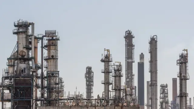 Нефтеперерабатывающий завод