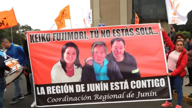 Cartel de Keiko Fujimori junto a Alberto y Kenji Fujimori, su padre y hermano.