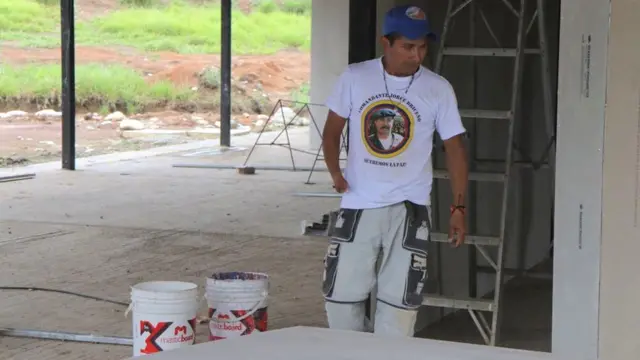 Ex-combatente da Farc trabalha na construçãovirtual bwinhotel