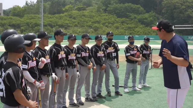 탈북민 선수들을 지도 중인 프로야구 선수 양준혁