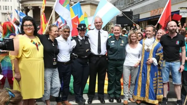 شارك رئيس بلدية لندن صديق خان في المسيرة (ثالث شخص من اليسار)