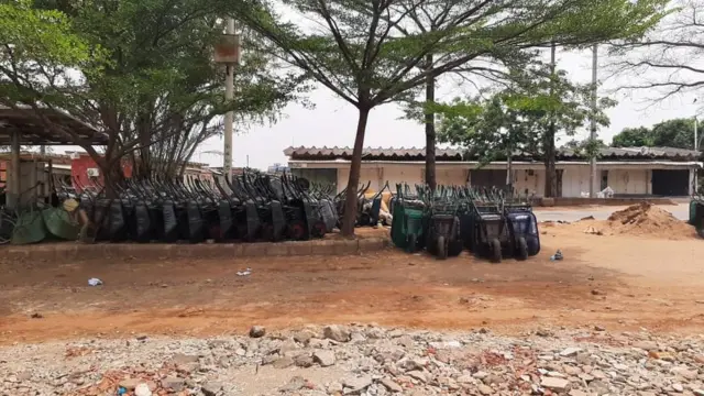 Yadda kasuwar Wuse a Abuja ta zama kamar kufai, ga kuma baro da dama an tara wuri daya alamar cewa babu hada-hadar masu yin dakon kaya.