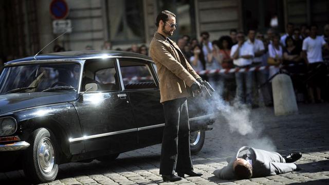 Gravação do filme francês "Les Lyonnais", 2010, em cena em que homem atira contra outro