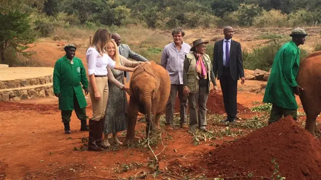 Mke wa Rais wa Marekani, Melania pamoja na mke wa rais wa Kenya Margaret Kenyatta wakiwa na maafisa wa mbuga ya wanayama ya Nairobi.