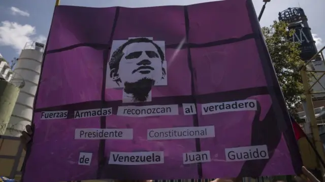 Placa com o rostowin casa de apostasJuan Guaidó e a frase: "Forças Armadas reconheçam o verdadeiro presidente constitucional da Venezuela, Juan Guaidó"