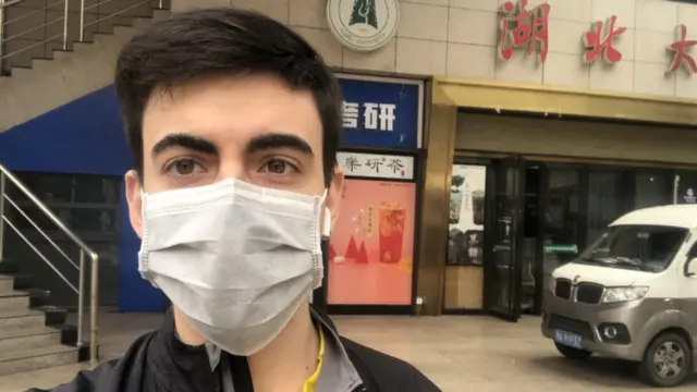 Miguel Manacerogratowin bonusfrente ao supermercado no campus da Universidadegratowin bonusHubei na China