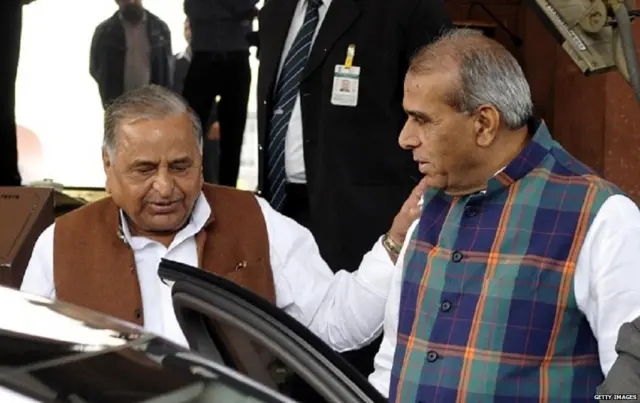 जगदंबिका पाल (उजवीकडे)