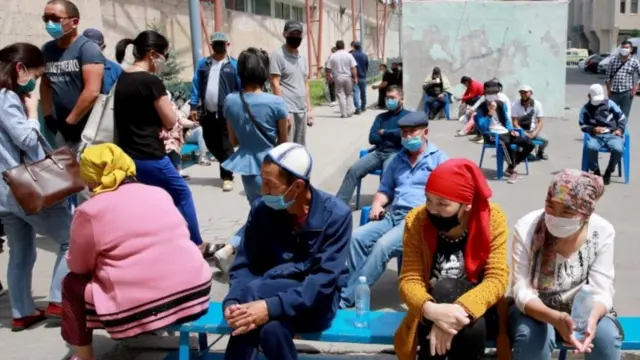 Очередь в одном из дневных стационаров в Бишкеке