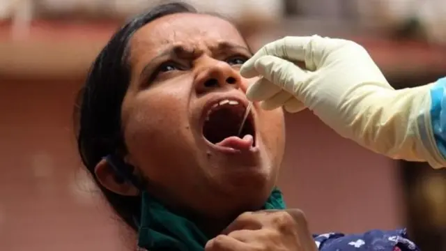 कोरोना के टेस्ट के लिए सैंपल लेता डॉक्टर