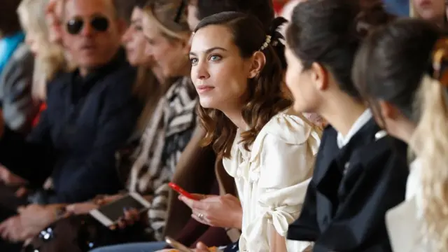 每届伦敦时装周的看点之一艾里珊·钟在高德史密斯礼堂看爱尔兰设计师Simone Rocha的新品发布秀。