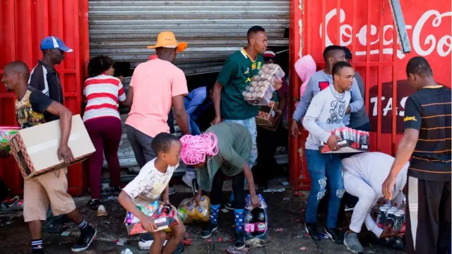 Scènes de pillages de magasins d'étrangers en Afrique du sud.