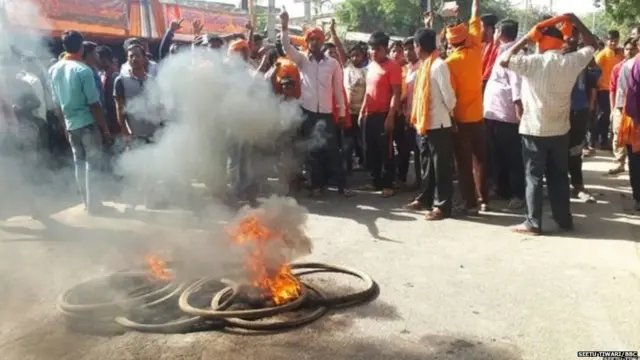 विरोध प्रदर्शन करते लोग