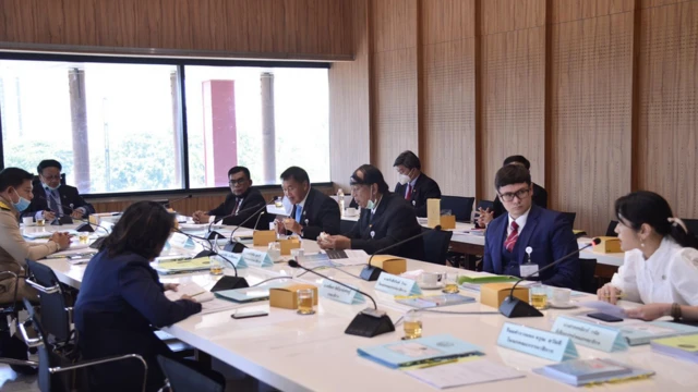 วงประชุมคณะกรรมาธิการการกฎหมายการยุติธรรมและสิทธิมนุษยชน สภาฯ ซึ่งโรมเป็นโฆษก หารือกรณีหมู่อาร์ม