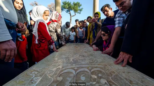 इरान के शिराज़ शहर में हाफ़िज़ की कब्र