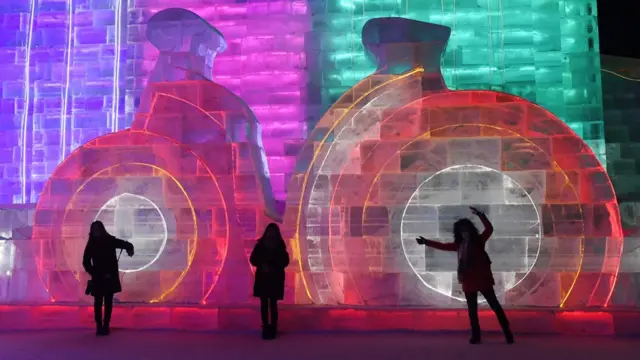 రంగురంగుల కాంతుల్లో వెలిగిపోతున్న మంచు నిర్మాణాలు