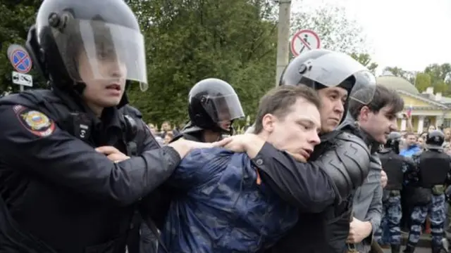 Поліцейські затримують учансика акції протесту