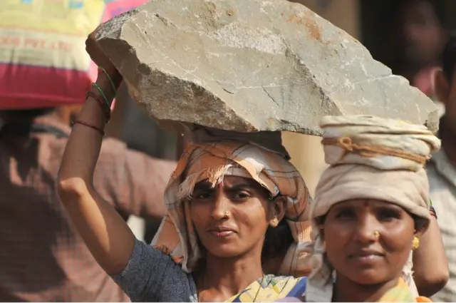 నిర్మాణ రంగ పనుల్లో ఒక మహిళ