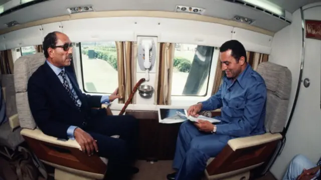د مصر پخوانی ولسمشر انور السادات (چپ) له خپل مرستیال حسني مبارک سره په کال ۱۹۷۷ کې د ولسمشر په ځانګړې څرخي الوتکه کې مجلس کوي.