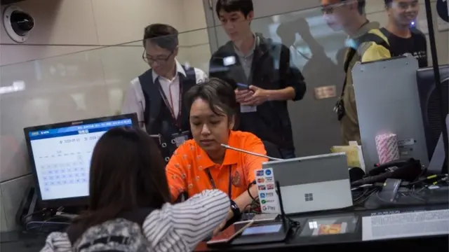 ရထားလက်မှတ်များ ရောင်းချနေစဉ်။