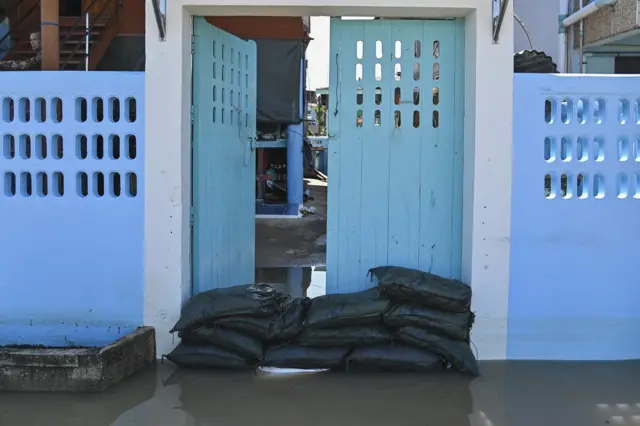 กระสอบทรายกั้นหน้าประตู