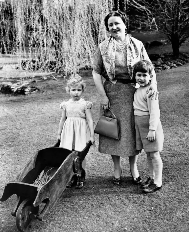 A princesa Anne e o príncipe Charles com a avó, a Rainha Elizabeth, a Rainha Mãe