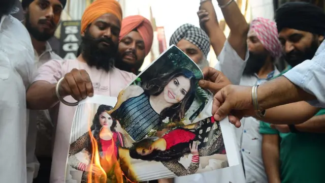 সানি লিওনের বায়োপিকের বিরুদ্ধে শিখদের প্রতিবাদ