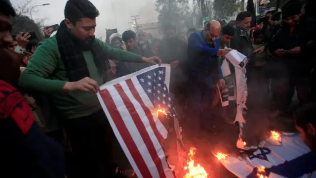 آتش زدن پرچم آمریکا و اسرائیل در تجمع اعتراضی برای کشته شدن قاسم سلیمانی در پاکستان
