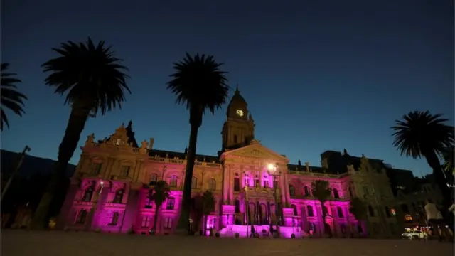L'hôtel de ville du Cap baigné de lumière violette en hommage à la mort de Desmond Tutu