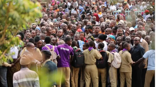 Mamia ya watu waliyojitokeza katika mazishi yamfanyibiashara Reginald Abraham Mengi