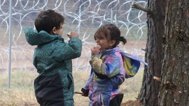 Дети мигрантов рядом с забором