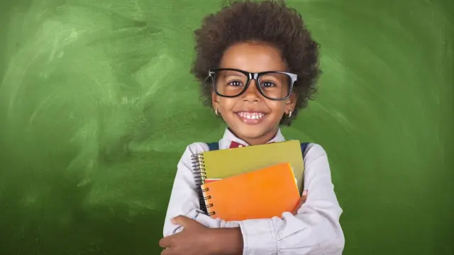 Meninasportsbet sao pauloóculos segurando livros