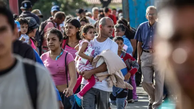 Migrantes en San Antonio del Táchira cruzando hacia Colombia.