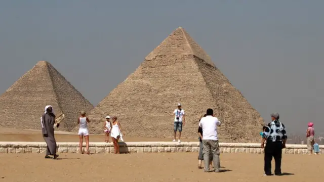 Ahraamaatka waa wayn ee ku yaalla xaafadda Giisa (Giza) ee Magaalada Qaahira.