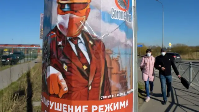 Прохожие в Петербурге