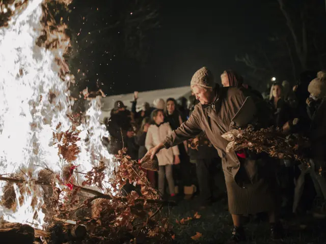 Паљење бадњака