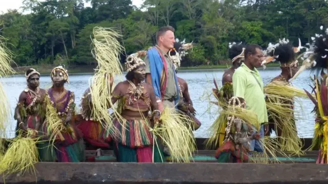 Allen en una canoa con una tribu