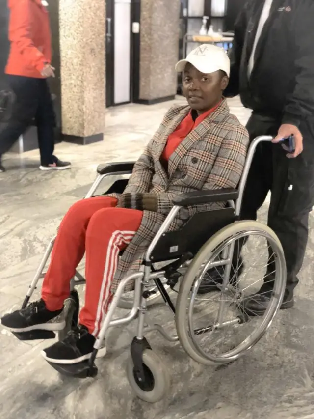 Baada ya matibabu alilazimika kutembea katika cha magurudumo
