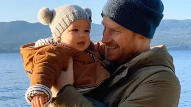 Hari drži sina Arčija