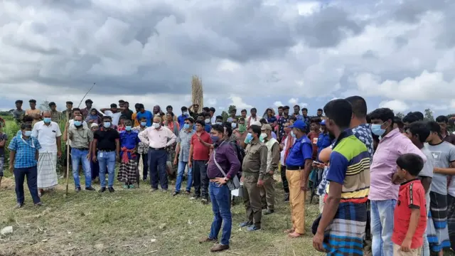 উদ্ধারকাজ দেখতে স্থানীয়দের ভিড়