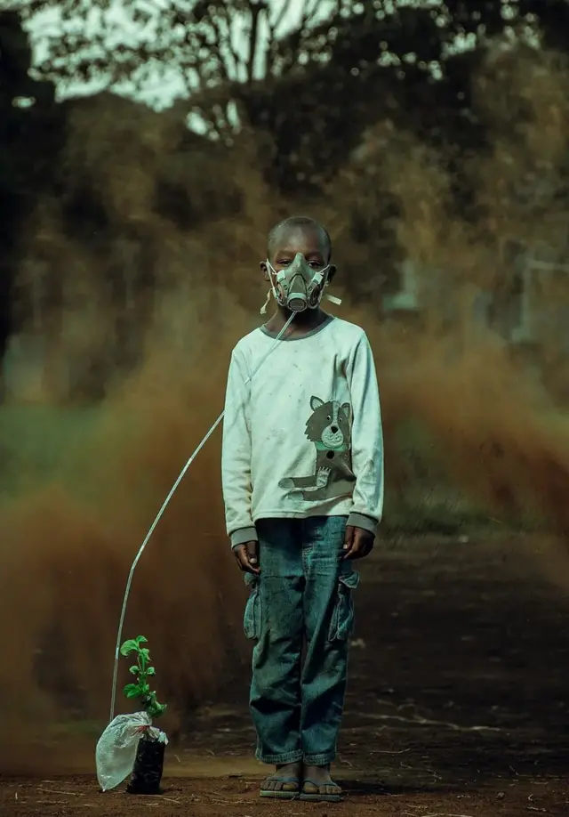 નવેમ્બરમાં એન્વાયરન્મેન્ટલ ફોટોગ્રાફર ઑફ ધ યર 2021ની સ્પર્ધાના વિજેતાઓ જાહેર થયા, તેમાં ફેસ માસ્ક અને રેસ્પિટેટર સાથેના કેન્યાના આ છોકરાની તસવીરને ક્લાઇમેટ ઍક્શન કૅટગરીમાં પ્રથમ સ્થાન મળ્યું હતું